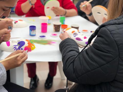 Mujeres pintando mascaras