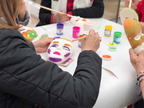 Mujeres pintando mascaras