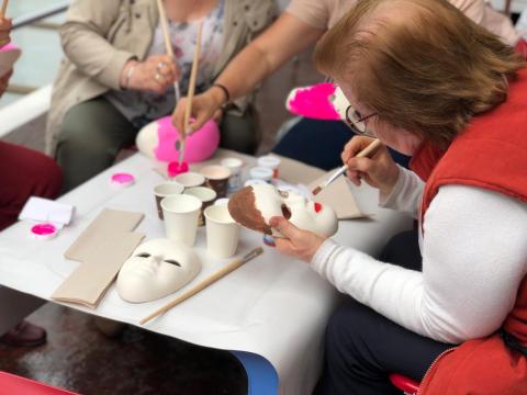 Mujeres pintando mascaras