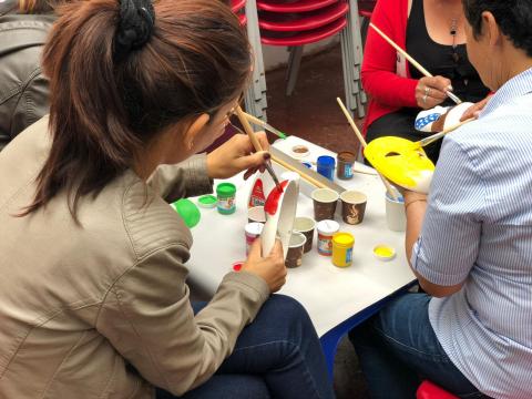 Mujeres pintando mascaras