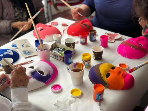 Mujeres pintando mascaras