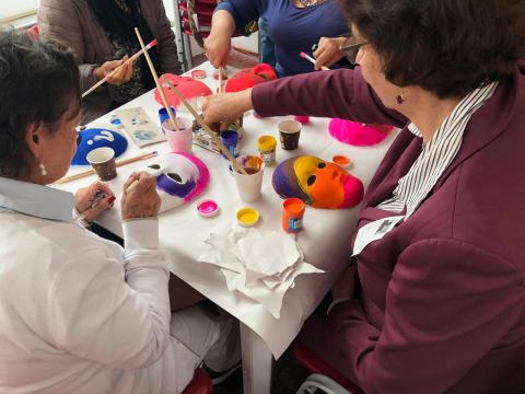 Mujeres pintando mascaras