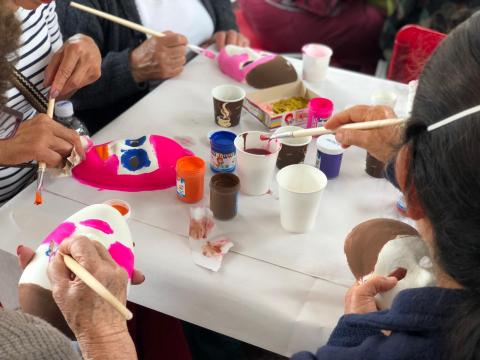 Mujeres pintando mascaras
