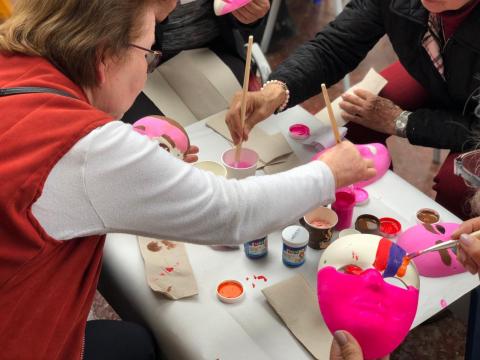 Mujeres pintando mascaras
