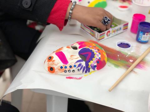 Mujeres pintando mascaras