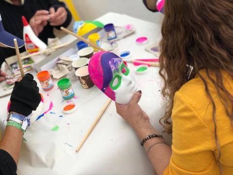 Mujeres pintando mascaras